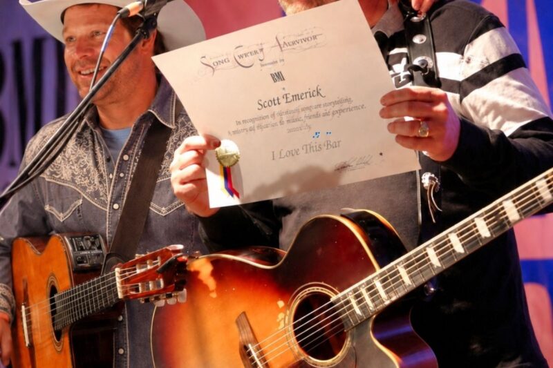 THE STAGE LIGHTS WENT OUT — BUT TOBY KEITH’S REAL WORK OFTEN STARTED ON A BUS WITH ONE FRIEND AND A GUITAR.